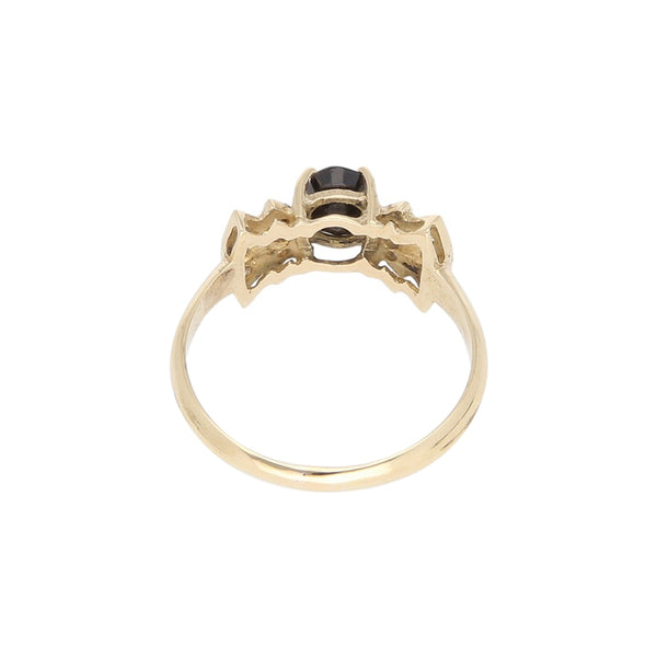 Anillo diseño especial con sintéticos en oro amarillo 14 kilates.