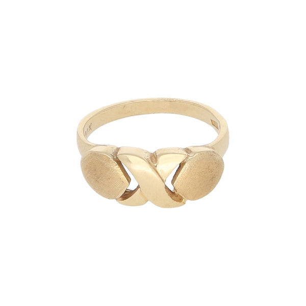 Anillo diseño especial motivo XOXO en oro amarillo 14 kilates.
