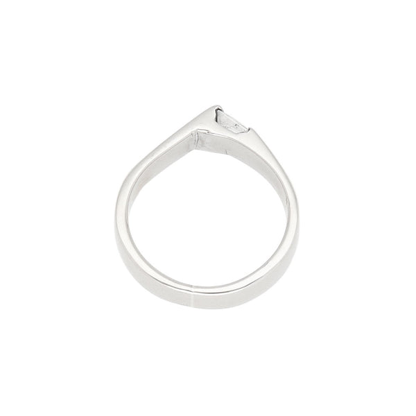 Anillo liso con circonia en oro blanco 12 kilates.