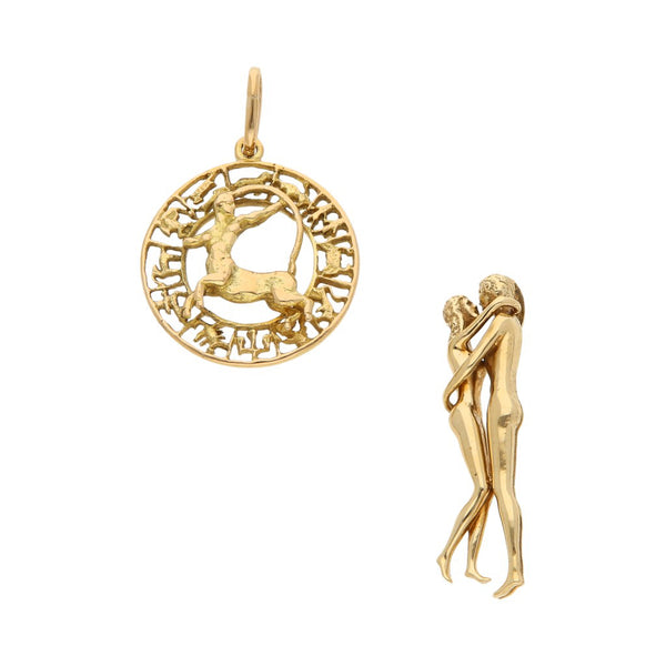 Dos dijes diseño especial motivo pareja y signo zodiacal en oro amarillo 14 kilates.