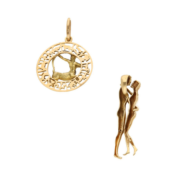 Dos dijes diseño especial motivo pareja y signo zodiacal en oro amarillo 14 kilates.