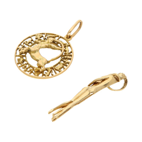 Dos dijes diseño especial motivo pareja y signo zodiacal en oro amarillo 14 kilates.