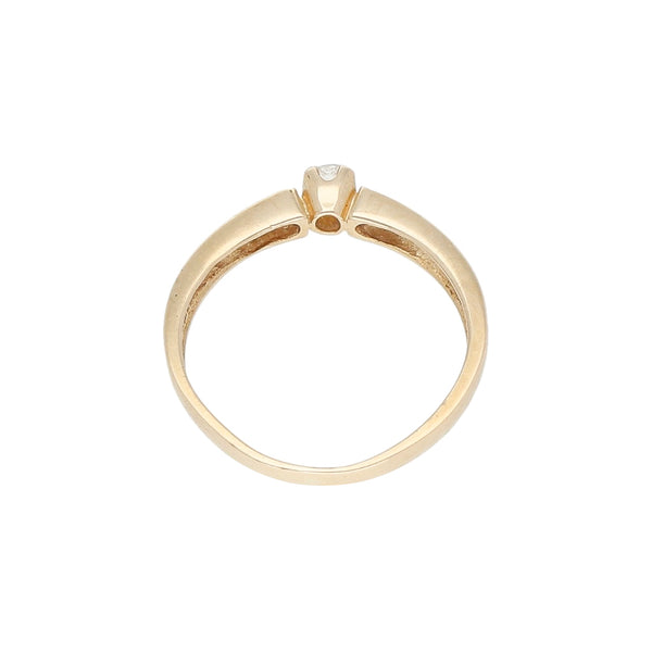 Anillo de compromiso con diamante en oro amarillo 14 kilates.