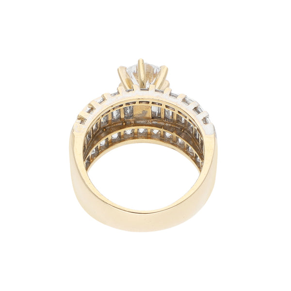 Anillo diseño especial con sintéticos en oro amarillo 14 kilates.
