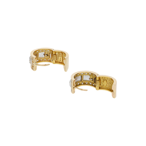 Arracadas diseño especial con circonias y aplicaciones motivo grecas en oro dos tonos 14 kilates.