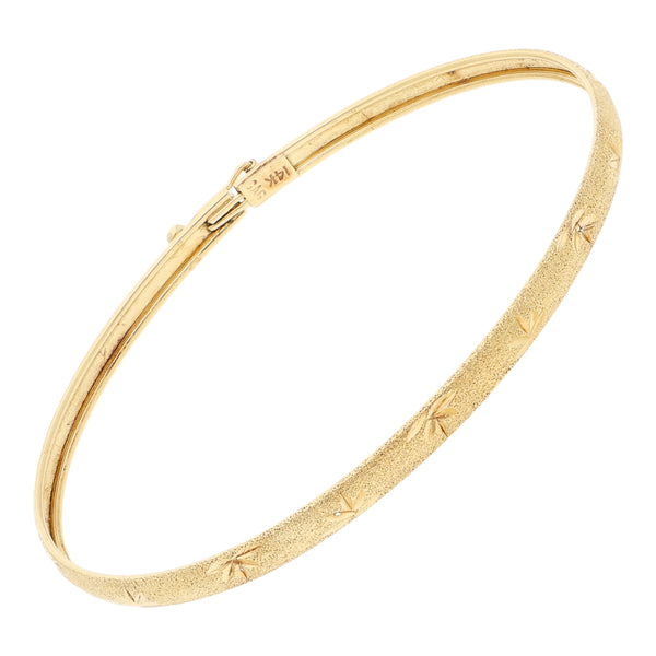 Pulsera de arillo labrada en oro amarillo 14 kilates.