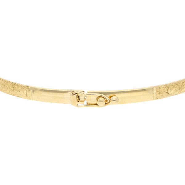 Pulsera de arillo labrada en oro amarillo 14 kilates.