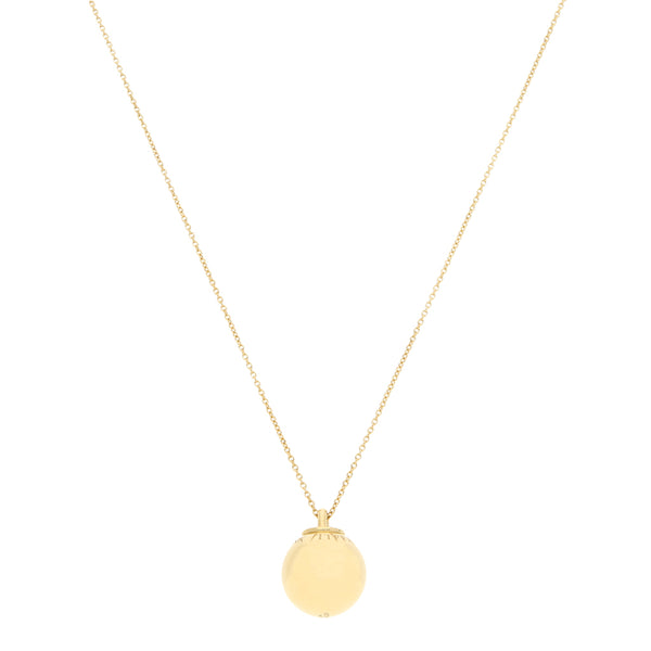 Collar eslabón cruzado con dije liso motivo esfera firma Tiffany & Co. en oro amarillo 18 kilates.