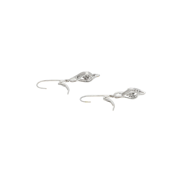 Aretes diseño especial con diamantes en oro blanco 14 kilates.
