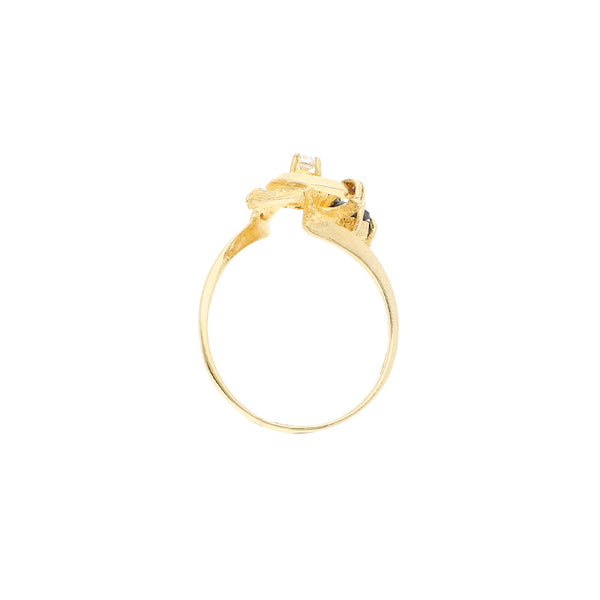 Anillo estilizado con sintéticos en oro amarillo 14 kilates.