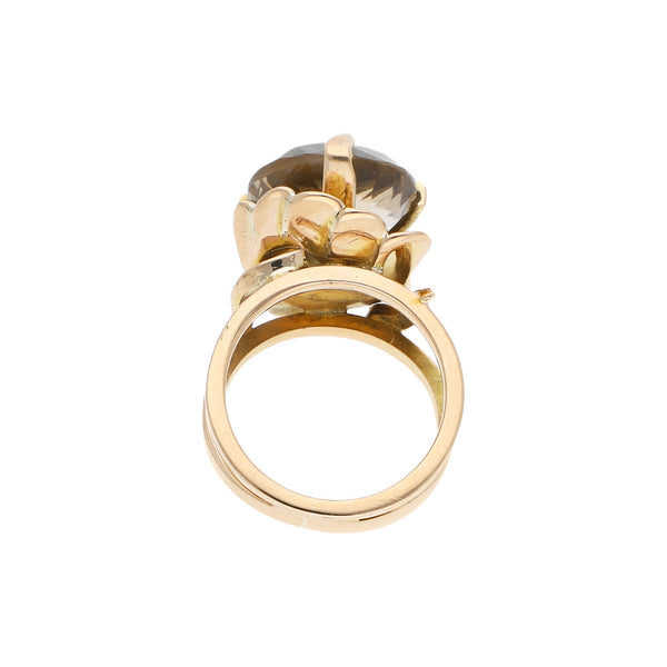 Anillo diseño especial con sintético en oro amarillo 14 kilates.