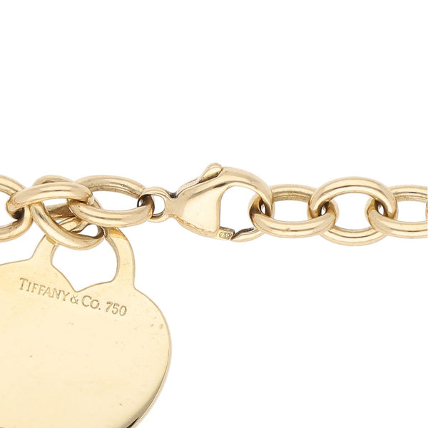 Pulsera eslabón cruzado con colgante motivo corazón firma Tiffany & Co. en oro amarillo 18 kilates.