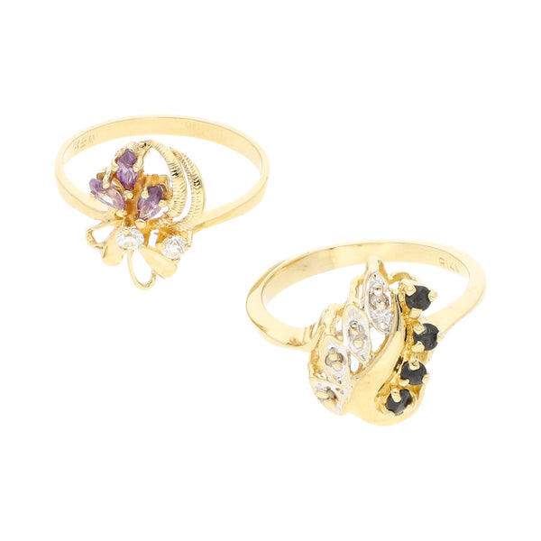 Dos anillos diseño especial con sintéticos en oro amarillo 14 kilates.