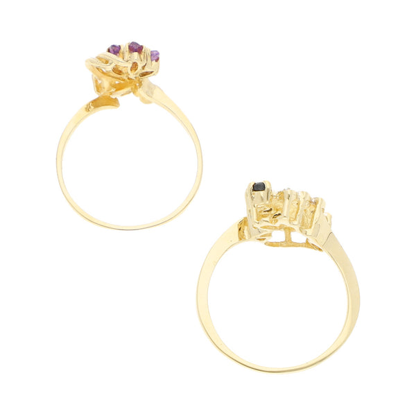 Dos anillos diseño especial con sintéticos en oro amarillo 14 kilates.