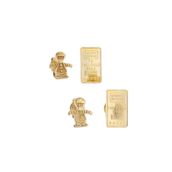 Dos broqueles labrados motivo niño y placa en oro amarillo 14 kilates.