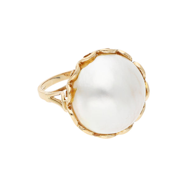 Anillo calado con media perla en oro amarillo 14 kilates.