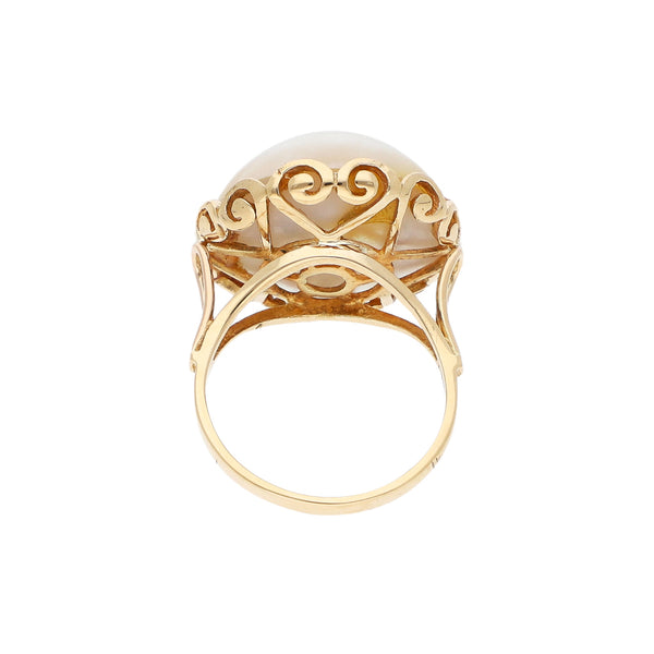 Anillo calado con media perla en oro amarillo 14 kilates.