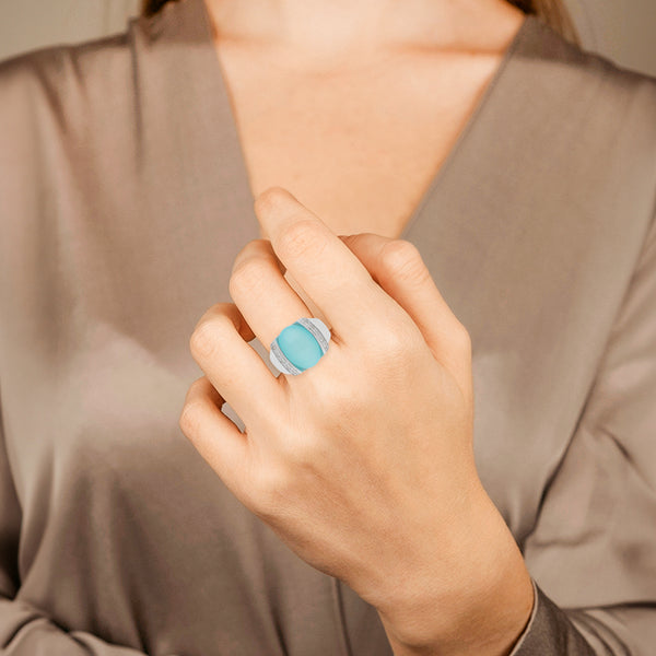 Anillo diseño especial con diamantes y sintético en oro blanco 14 kilates.