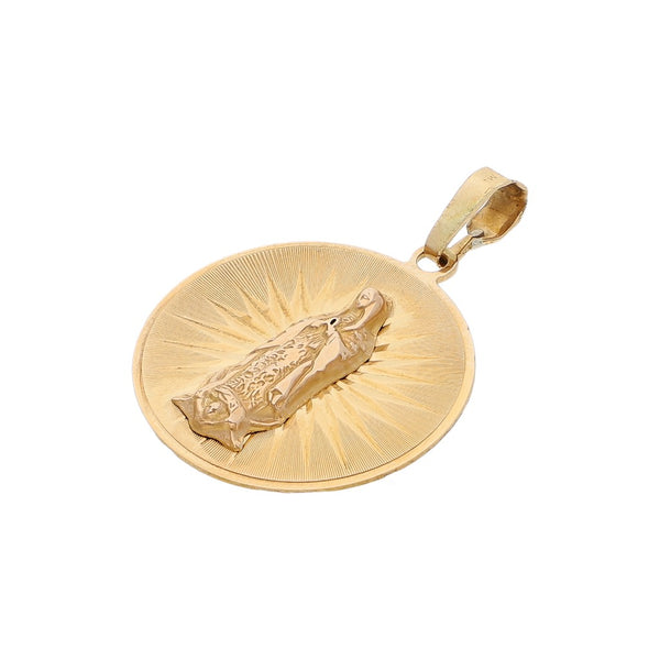 Medalla labrada motivo Virgen de Guadalupe en oro amarillo 14 kilates.