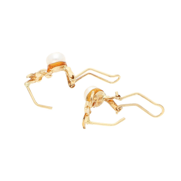Aretes diseño especial con perla en oro amarillo 14 kilates.