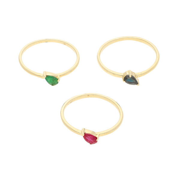 Tres anillos lisos con esmeralda, rubí y zafiro en oro amarillo 14 kilates.