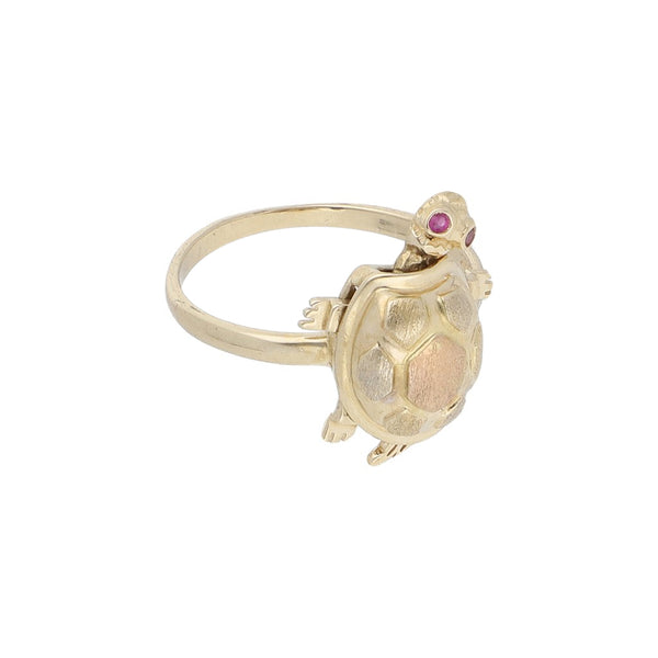 Anillo diseño especial motivo tortuga con sintéticos en oro amarillo 14 kilates.
