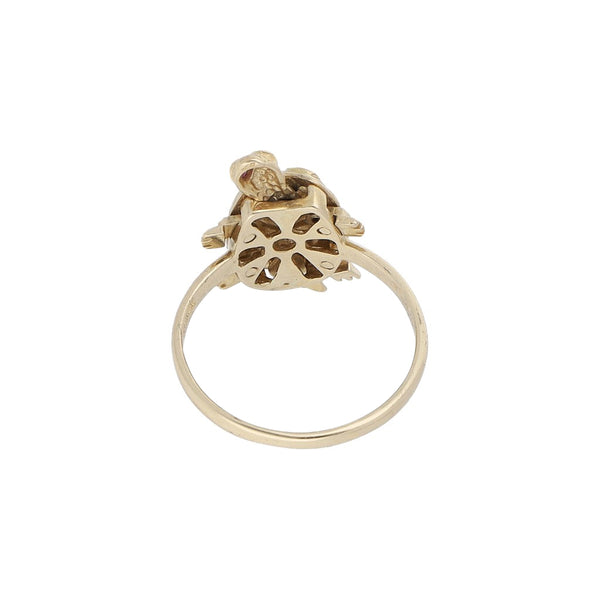 Anillo diseño especial motivo tortuga con sintéticos en oro amarillo 14 kilates.