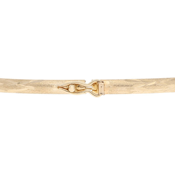 Pulsera de arillo labrada en oro amarillo 14 kilates.