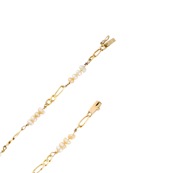 Collar eslabón combinado con aplicaciones de perlas en oro amarillo 14 kilates.