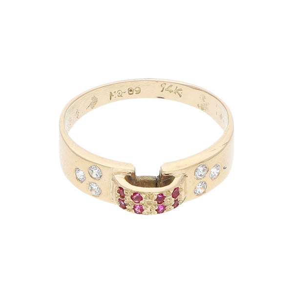 Anillo diseño especial con sintéticos en oro amarillo 14 kilates.