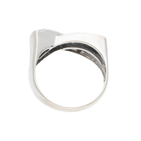Anillo estilizado con circonias en oro blanco 14 kilates.