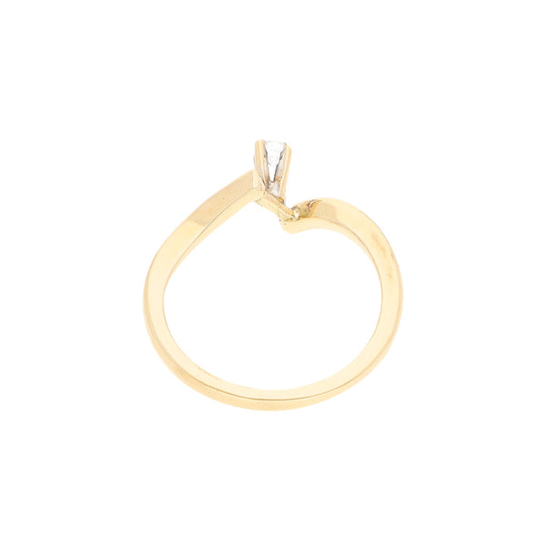 Anillo de compromiso con diamante en oro amarillo 14 kilates.
