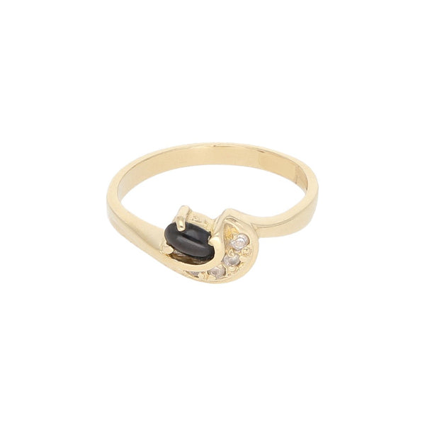 Anillo ondulado con sintéticos en oro amarillo 14 kilates.