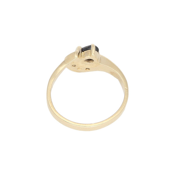 Anillo ondulado con sintéticos en oro amarillo 14 kilates.