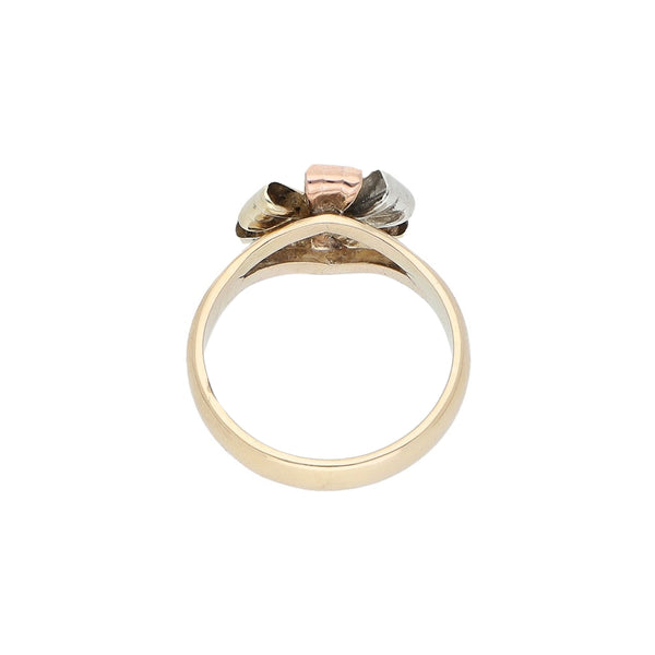 Anillo diseño especial motivo moño en oro tres tonos 14 kilates.