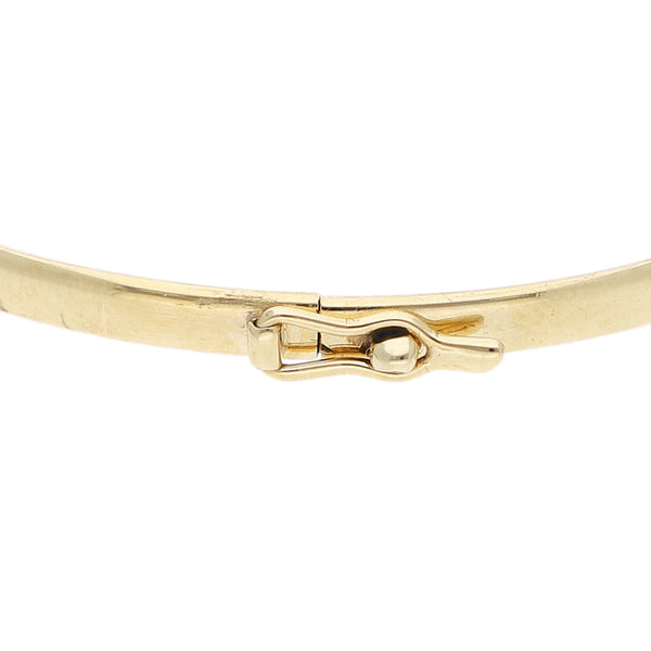 Pulsera de arillo lisa y dije motivo casco de fútbol en oro amarillo 14 kilates.