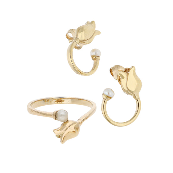 Juego de anillo y aretes diseño especial motivo flor con perla en oro amarillo 14 kilates.