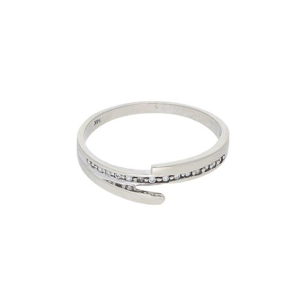Anillo diseño especial con sinteticos en oro blanco 14 kilates.