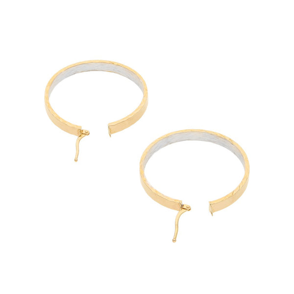 Arracadas huecas en oro amarillo 14 kilates.