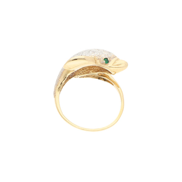 Anillo ondulado motivo delfín con sintéticos en oro amarillo 14 kilates.