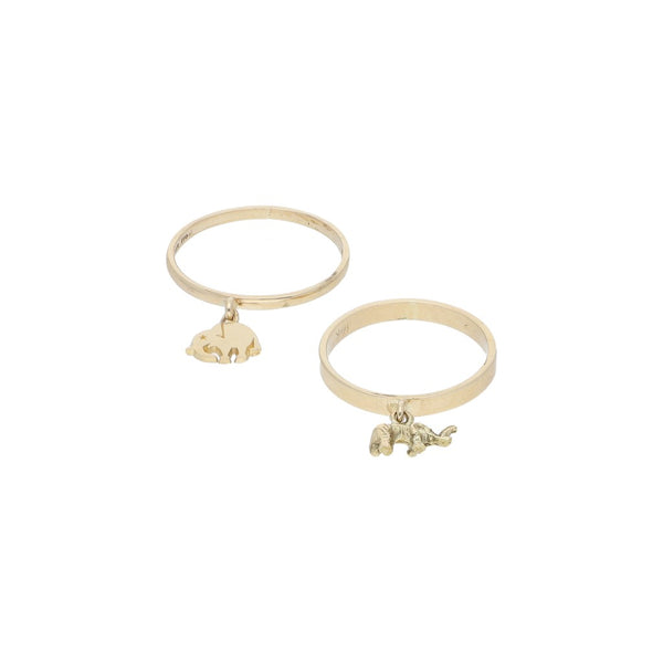 Dos argollas lisas con colgante motivo elefante en oro amarillo 14 kilates.