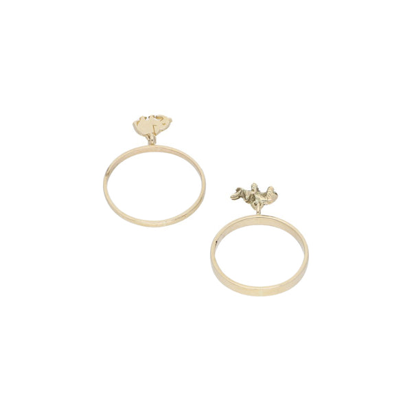 Dos argollas lisas con colgante motivo elefante en oro amarillo 14 kilates.