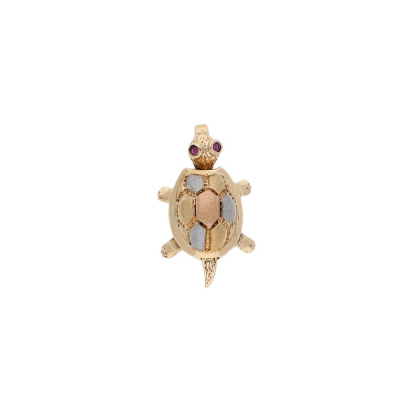 Dije diseño especial motivo tortuga con sintéticos en oro dos tonos 14 kilates.