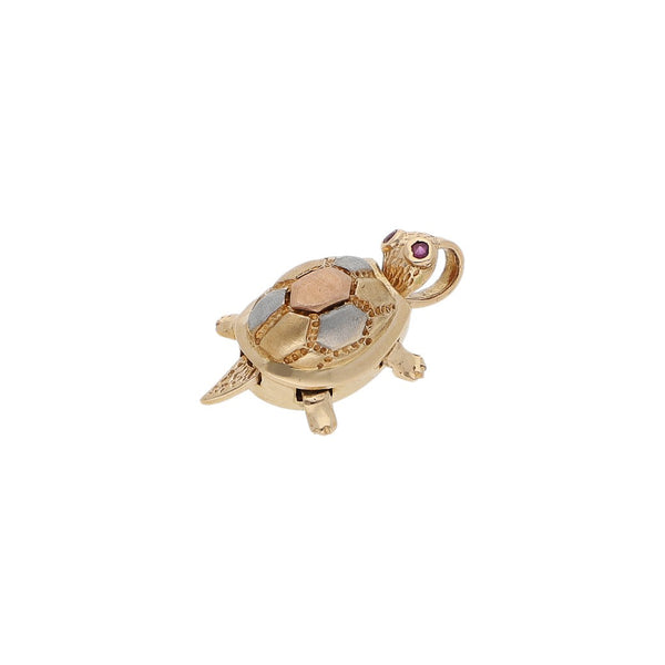 Dije diseño especial motivo tortuga con sintéticos en oro dos tonos 14 kilates.