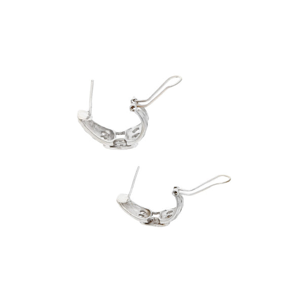 Aretes diseño especial con diamantes en oro blanco 14 kilates.