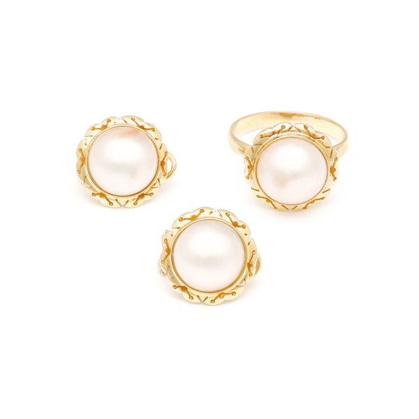 Juego de anillo y aretes calados con media perla en oro amarillo 14 kilates.