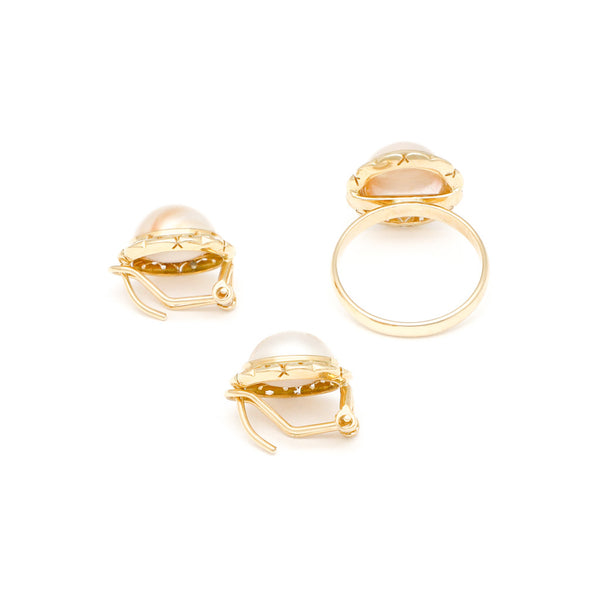 Juego de anillo y aretes calados con media perla en oro amarillo 14 kilates.