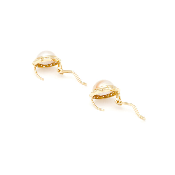 Juego de anillo y aretes calados con media perla en oro amarillo 14 kilates.