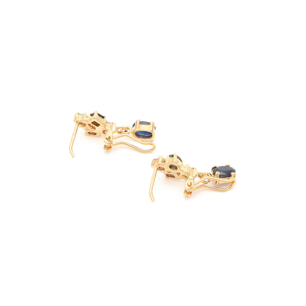 Juego de anillo y aretes diseño especial con zafiros en oro amarillo 14 kilates.