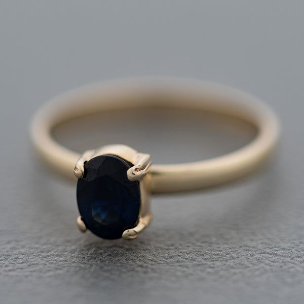 Juego de anillo y aretes diseño especial con zafiros en oro amarillo 14 kilates.